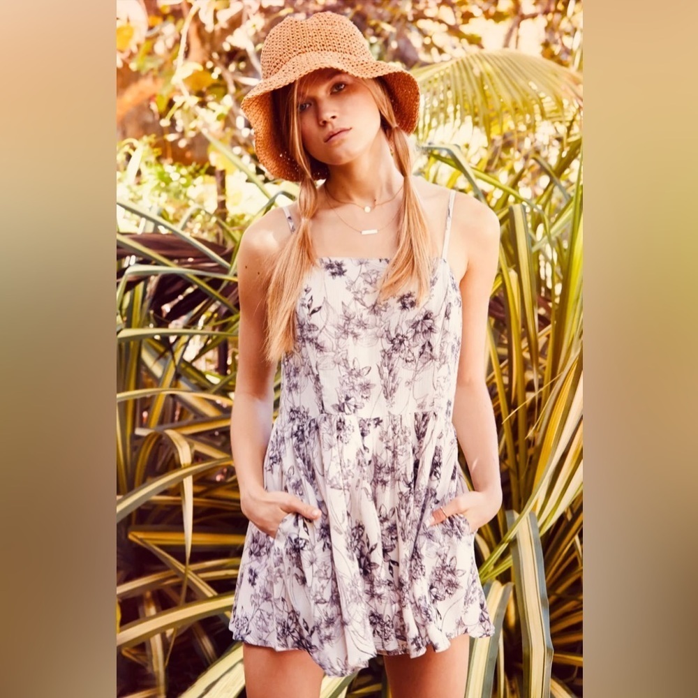 Kimchi Blue Urban Outfitters Rosey Posey Romper Size Large